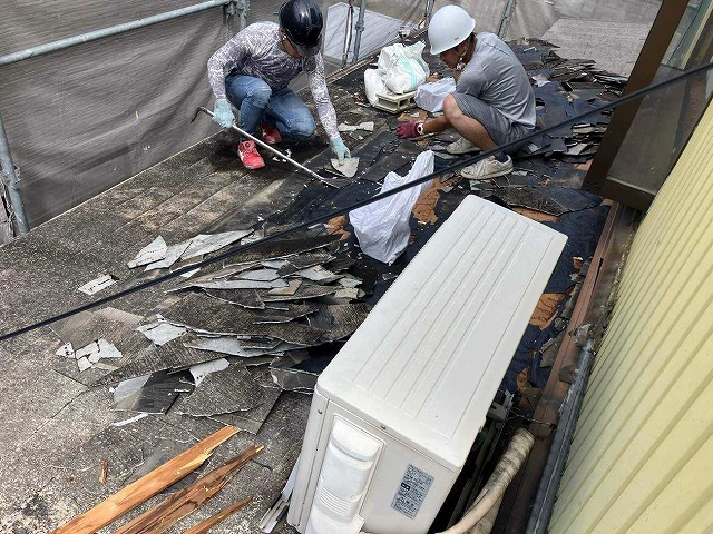 既存屋根材を解体